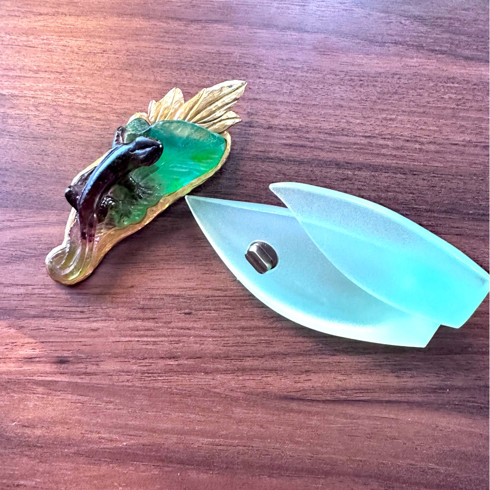Nancy Daum France Pate de Verre Art Glass Lizard on Gold Leaf Brooch Pin